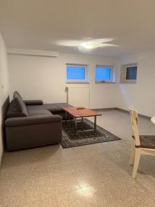 a living room with a couch and a table at MainZeit Albertshofen 2 Zimmerwohnung Parkplatz 