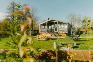 una casa en un campo con una mesa de picnic en Shiva - Bohemian Homes, en Studánka