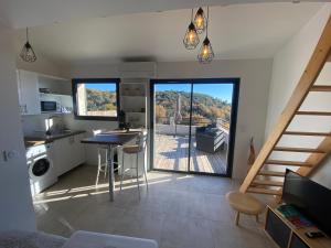 Kuchyň nebo kuchyňský kout v ubytování Studio au calme, grande terrasse avec vue vallée