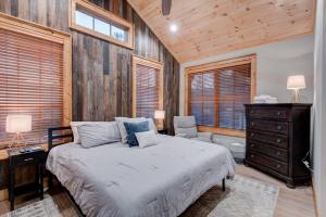 a bedroom with a bed and a desk and a chair at Banner Bear in Banner Elk