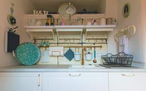 une cuisine avec un comptoir, un évier et des étagères dans l'établissement Wohnen & Schlafen im Cottage, à Wundschuh 6 autres photos