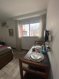 ein Raum mit einem Tisch mit einem Teller darauf in der Unterkunft En el Corazón de Salta in Salta