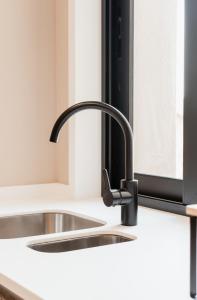 Un fregadero en una cocina con encimera en Rua Fraga - Os Maias, en Vila do Conde