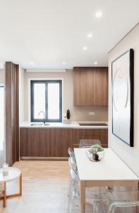 cocina y comedor con mesa blanca en Rua Fraga - Os Maias, en Vila do Conde 14 fotos más