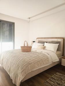 诺阿瑟Nouaceur Suite avec Piscine Casa Aéroport AirNest的白色卧室配有一张大床,上面有篮子