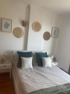 Ένα ή περισσότερα κρεβάτια σε δωμάτιο στο Chill'Inn Madeira +36 φωτογραφίες