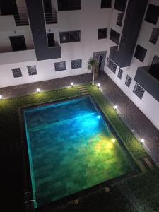 诺阿瑟Nouaceur Suite avec Piscine Casa Aéroport AirNest的夜间游泳池的俯视图