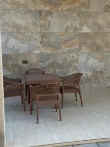 尼兹瓦Alwadi view شرفة الوادي的桌子和两把椅子以及一张桌子和一面墙 更多1张照片