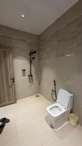 尼兹瓦Alwadi view شرفة الوادي的房间里有白色马桶的浴室