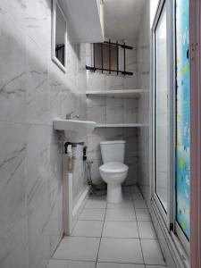 马埃堡L'appartement de Dévi à blue bay - 2 min de la plage à pied的带马桶和水槽的白色浴室