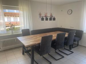 ein Esszimmer mit einem Holztisch und Stühlen in der Unterkunft Ferienwohnung Müller - Arberblick in Lohberg