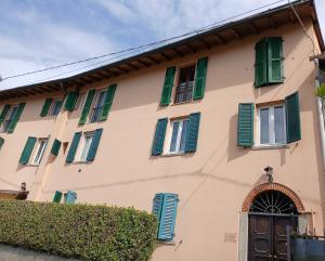 a building with green shutters on it at Residenza Caterina in Maslianico