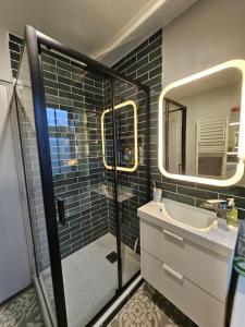 Phòng tắm tại Maison Claouey +30 ảnh