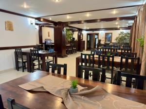a dining room with a table and chairs in it at Pensiunea Turistică Octavian in Moroeni