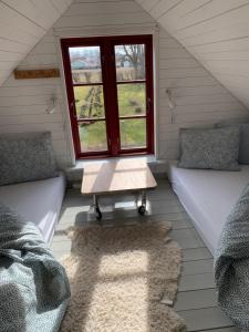 Una pequeña habitación con dos camas y una ventana. en Toftalid, en Sjöbo 3 fotos más