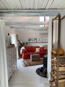 Una sala de estar con un sofá rojo y una mesa. en Toftalid, en Sjöbo