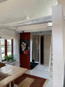 Habitación con cama elevada en una casa en Toftalid, en Sjöbo