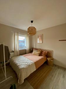 a bedroom with a bed and a window at Apartament przy Norweskim in Jelenia Góra