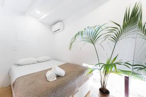 Giường trong phòng chung tại Art Wine Loft with oPorto view! +24 ảnh