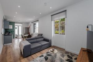 een woonkamer met een bank en een tafel bij Stylish 1 Bed Room in Funchal