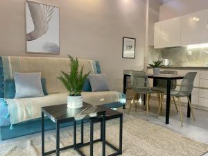 een woonkamer met een bank en een tafel bij Modern Living Experience in Néa Péramos