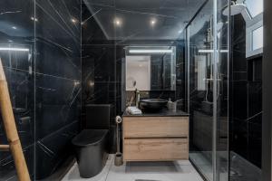 een zwarte badkamer met een wastafel en een douche bij Stylish 1 Bed Room in Funchal +12 foto's