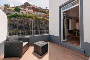 een kamer met een balkon met een tafel en stoelen bij Stylish 1 Bed Room in Funchal