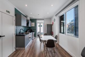 een keuken en eetkamer met een tafel en stoelen bij Stylish 1 Bed Room in Funchal