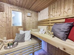 eine Sauna mit einer Bank in einem Holzzimmer in der Unterkunft Ferien im Fachwerkhaus mit Heimkino & Sauna & Pools in Burgwedel