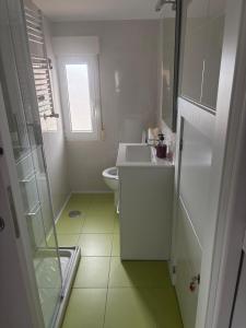 桑坦德Ático recién reformado en Santander的带水槽和马桶的白色浴室