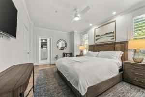 Giường trong phòng chung tại Elegant Reynolds Lake Oconee - Golf and Serenity