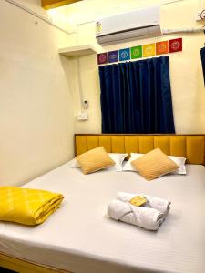 una cama con dos almohadas encima en Kailash Heritage Homestay, en Varanasi
