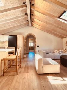 a living room with a couch and a table at L'Atelier TOP LOCATION in Corfu