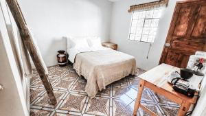 Ένα ή περισσότερα κρεβάτια σε δωμάτιο στο Updated Designer Bungalow