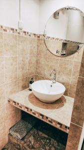 Ένα μπάνιο στο Updated Designer Bungalow +16 φωτογραφίες