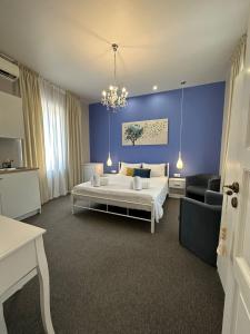 Un pat sau paturi într-o cameră la IRIS Garden Rooms