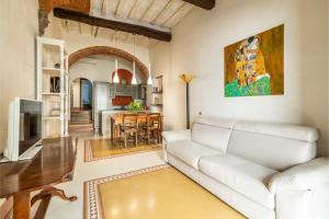 un soggiorno con un divano bianco e un tavolo di 2 minuti dal Duomo - Parcheggio free a 3 minuti ad Arezzo