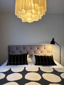 En eller flere senge i et værelse på North Saga Luxury Apartment