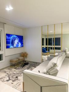 Μια τηλεόραση ή/και κέντρο ψυχαγωγίας στο Apartamento Pé na areia