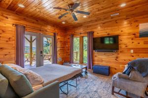Un dormitorio con una cama y un televisor de pantalla plana. en River View Retreat, en Boone