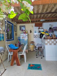 cocina con mesa, mesa y sillas en Flat Lagoa Azul, en Maragogi