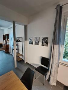 a living room with a table and chairs and a window at Casa Campanella in Spoleto