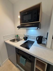 una cocina con fregadero y microondas en Brest Centre Studio, en Brest