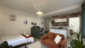 Kuchyň nebo kuchyňský kout v ubytování Le Petit Oasis - 50m de la gare de Nevers + 6 fotografií