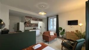 TV a/nebo společenská místnost v ubytování Le Petit Oasis - 50m de la gare de Nevers