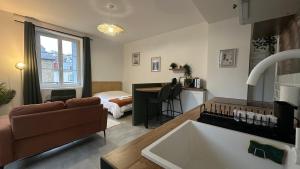 Posezení v ubytování Le Petit Oasis - 50m de la gare de Nevers