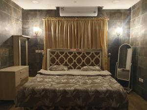 Un pat sau paturi într-o cameră la ستوديو بفناء خارجي ومدخل سيارة خاصين