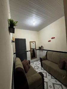 een woonkamer met een bank en een spiegel bij Casa da Missi in Cayru +10 foto's