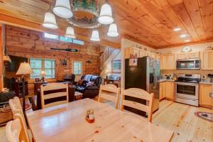 eine Küche und ein Wohnzimmer in einer Blockhütte in der Unterkunft Kaylee's Kabin in Vilas