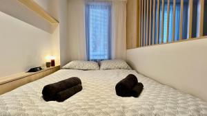 - une chambre avec un grand lit et 2 ottomanes dans l'établissement Black Lotus 4 I City Centre I Free Parking l 24hr Access, à Banská Bystrica